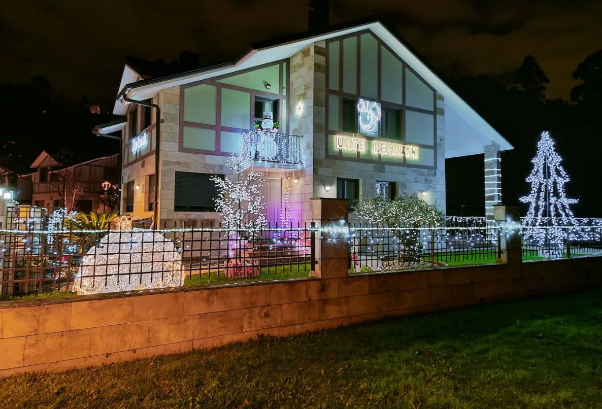 Una casa de Gorostiza iluminada.