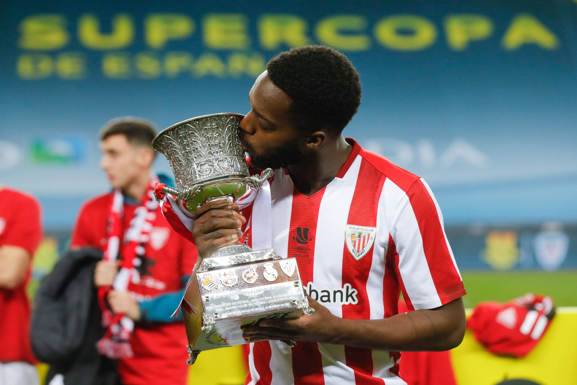 Iñaki besa la Supercopa de 2021. Tuvo un papel protagonista para tumbar al Barcelona. Era un futbolista feliz. 