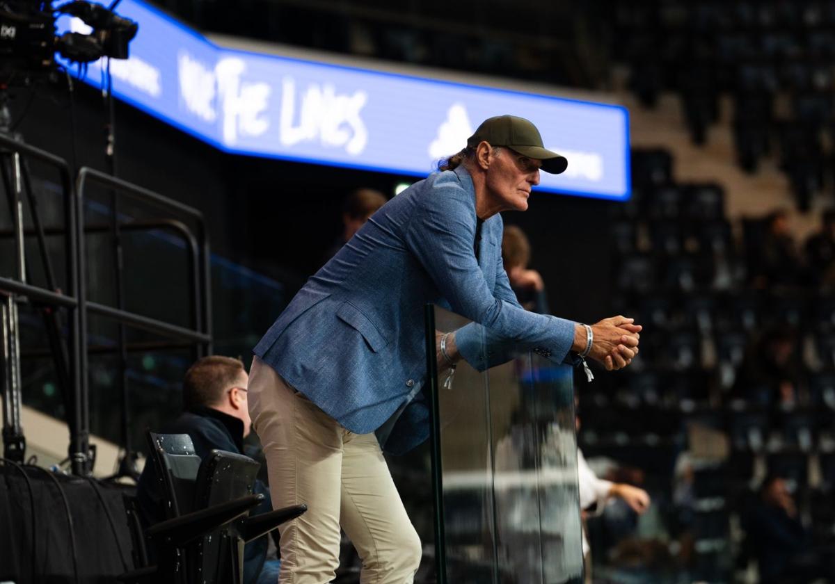 Dusko presencia un partido este temporada en París, donde entrena su hijo Stefan.