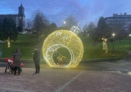 Detalle de la iluminación de este año en el parque Lehendakari Ardanza de Galdakao.