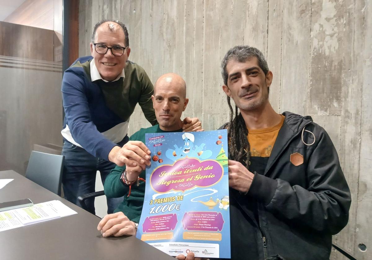 El alcalde, Saulo Nebreda; el portavoz de la asociación de comercios de Ortuella, Aitor Oliver; y el concejal de Comercio, Pedro Pablo Sainz, presentan la campaña.