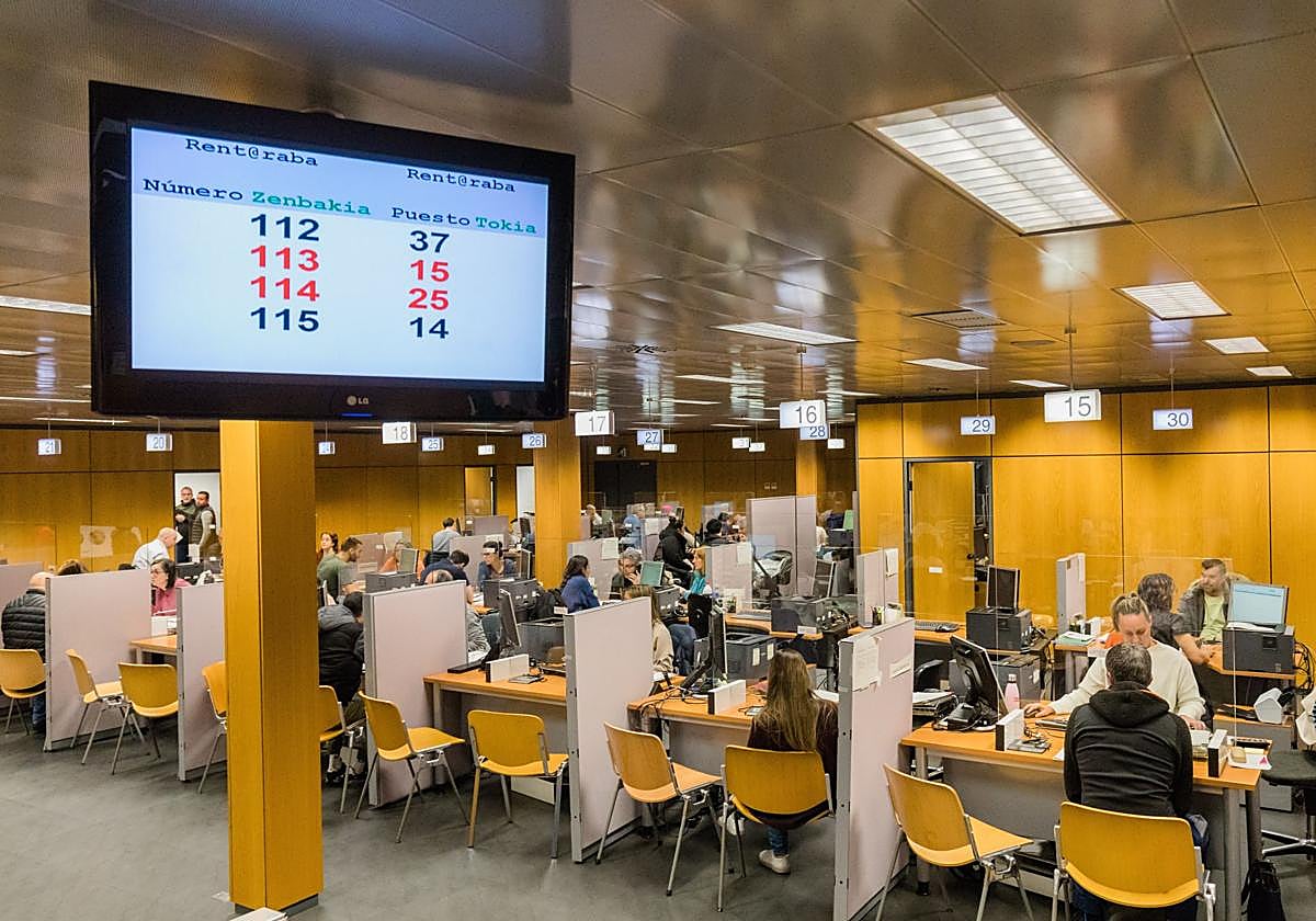 Usuarios en las oficinas de Hacienda durante la última campaña de la Renta.