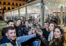 Distintas carpas en la plaza de España, de la Provincia y Los Fueros acogen hasta el domingo a 36 bodegas con 134 vinos diferentes.