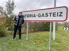 Facundo Garcés posa en la entrada de Vitoria.