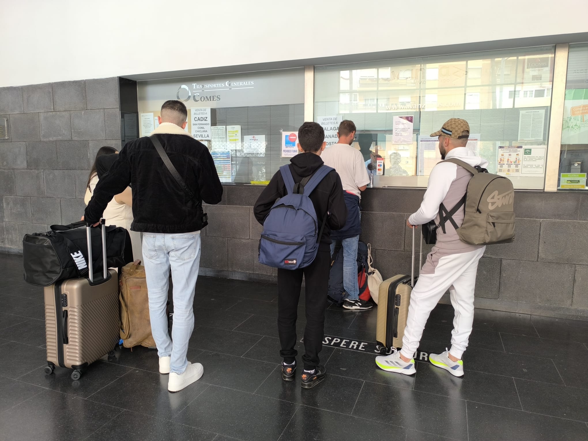 Un menor acude acompañado de dos adultos para comprar unos billetes. El taquillero les advierte que no puede viajar sólo o sin la autorización de sus padres. «Aquí vendemos uno o dos billetes al día con destino a Bilbao», dicen los trabajadores.