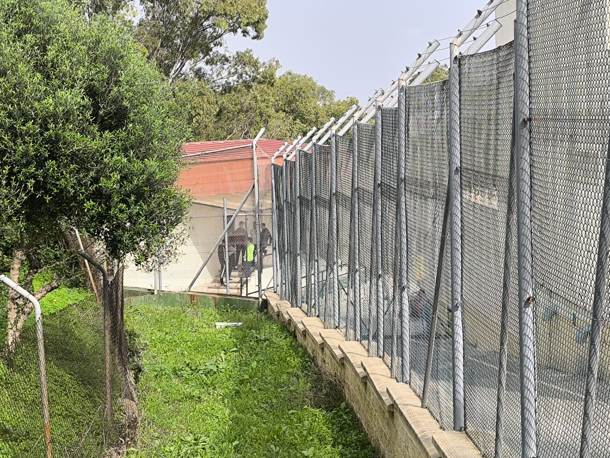 Exterior de unos de los centros de menores semicerrados de Algeciras.