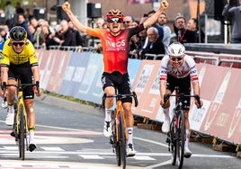 Pidcock celebra su victoria en la Amstel Gold Race, su último triunfo con el Ineos.