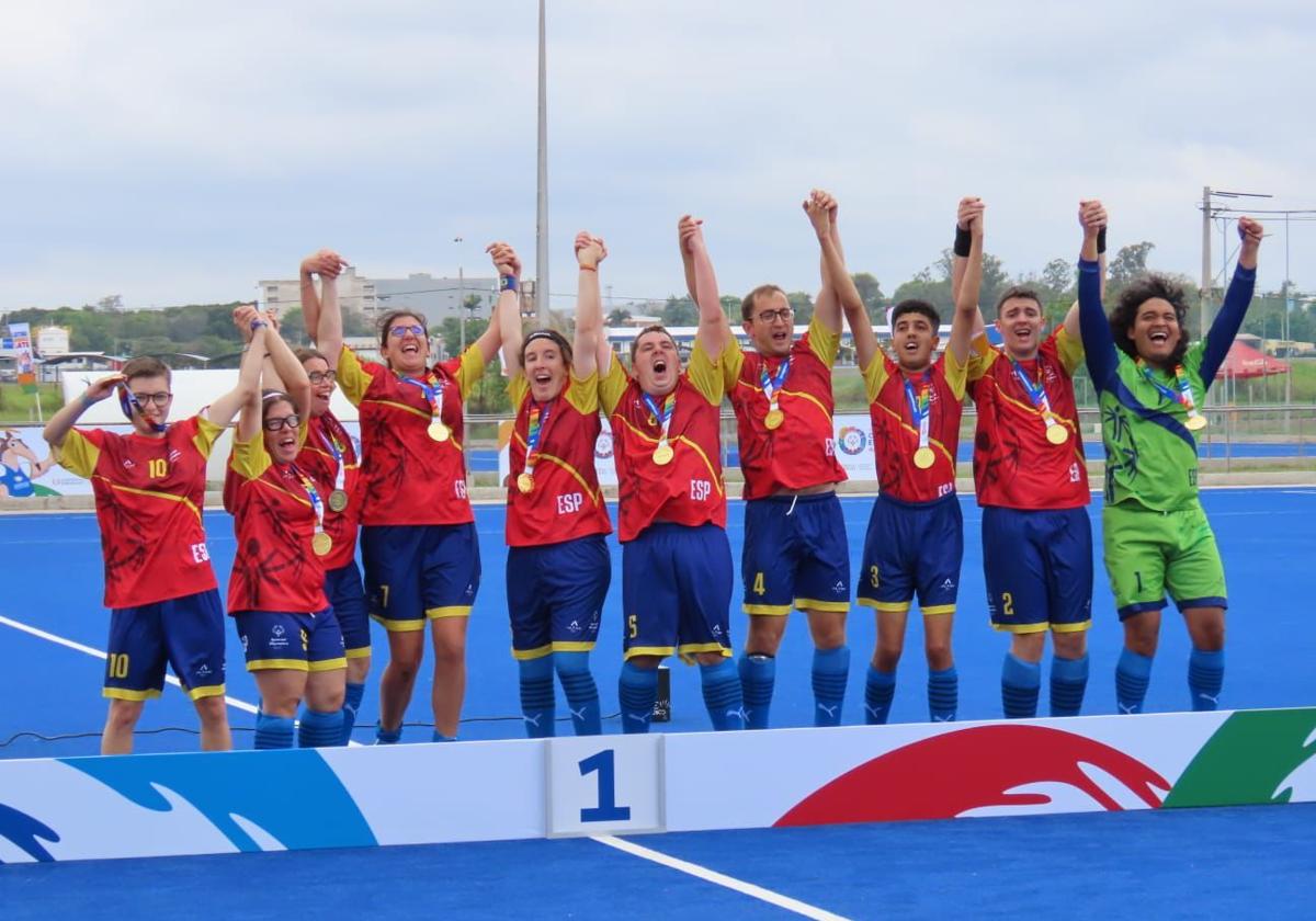 La getxotarra Paula Markina (segunda por la izquierda) celebra el triunfo con la selección nacional de hockey adaptado en Paraguay.