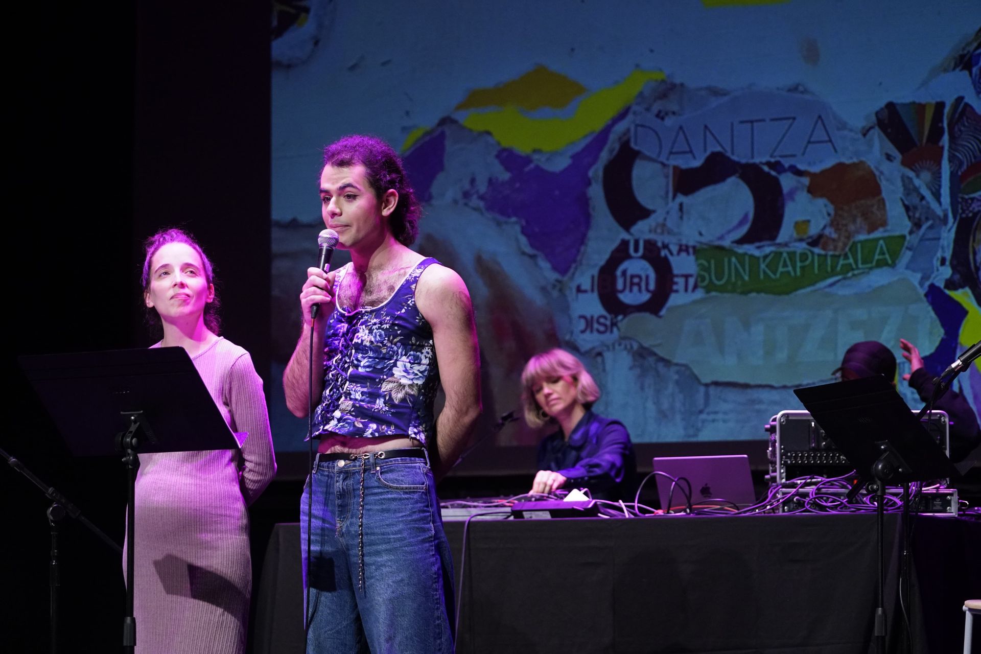 Imagen secundaria 2 - Los hermanos de Jon Irazabal, Itziar e Iñaki, tras el homenaje realizado a su figura y debajo, los bertsolaris Aner Peritz y Miren Amuriza. 