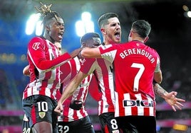 Berenguer, autor del primer gol, recibe los abrazos efusivos de sus compañeros. Era el minuto 53 y el Athletic daba el primer paso hacia la victoria.