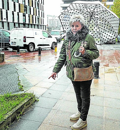 Lasarte-Oria. Caty Romero señala el lugar donde cayó herido de muerte su marido, Alfonso Morcillo, tras recibir un tiro de ETA en la sien.