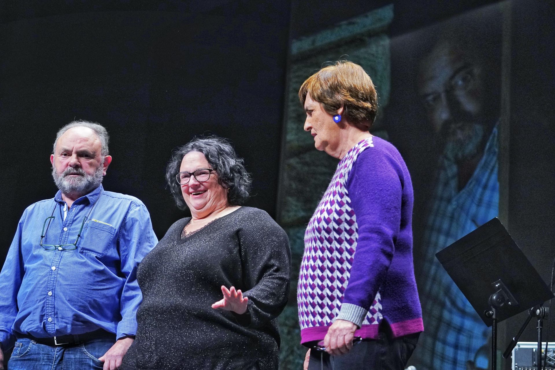 Imagen principal - Los hermanos de Jon Irazabal, Itziar e Iñaki, tras el homenaje realizado a su figura y debajo, los bertsolaris Aner Peritz y Miren Amuriza. 