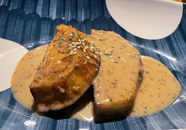 Berenjena frita con vinagreta de sésamo blanco.