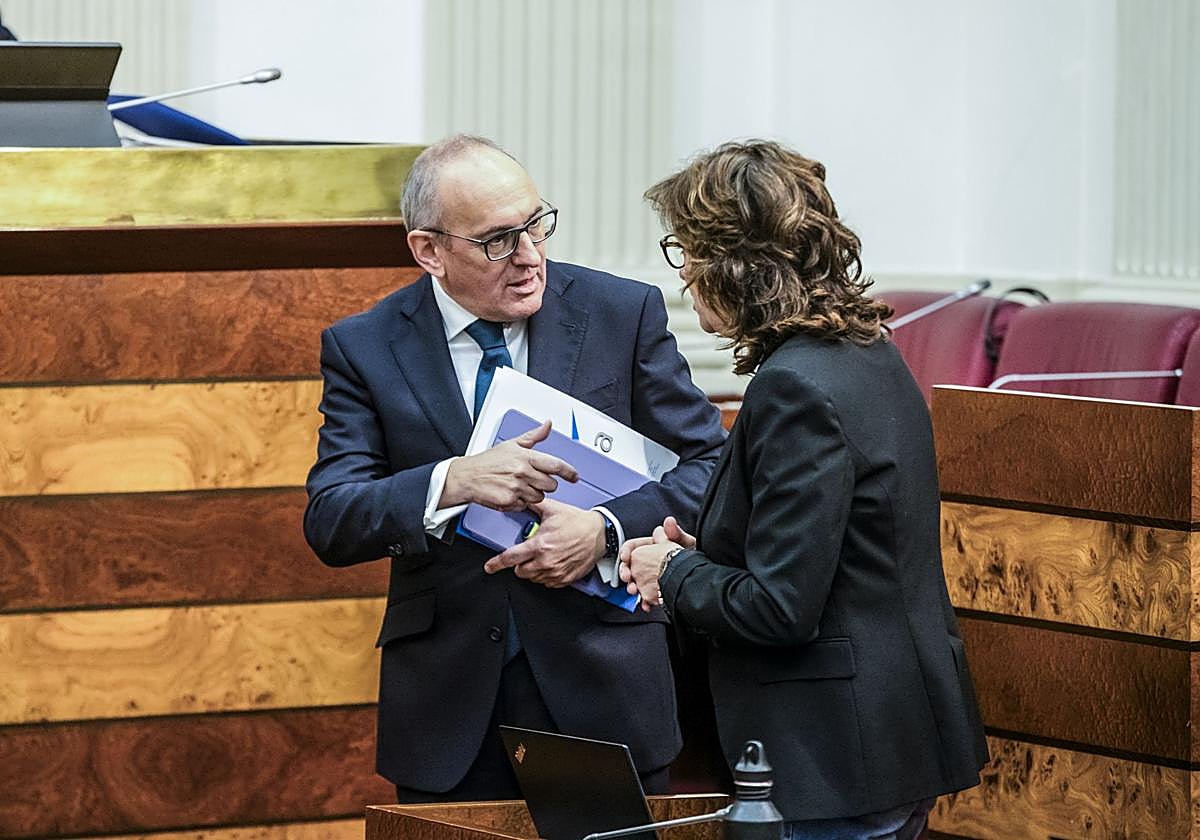 Ramiro González habla el miércoles con Eva López de Arroyabe.
