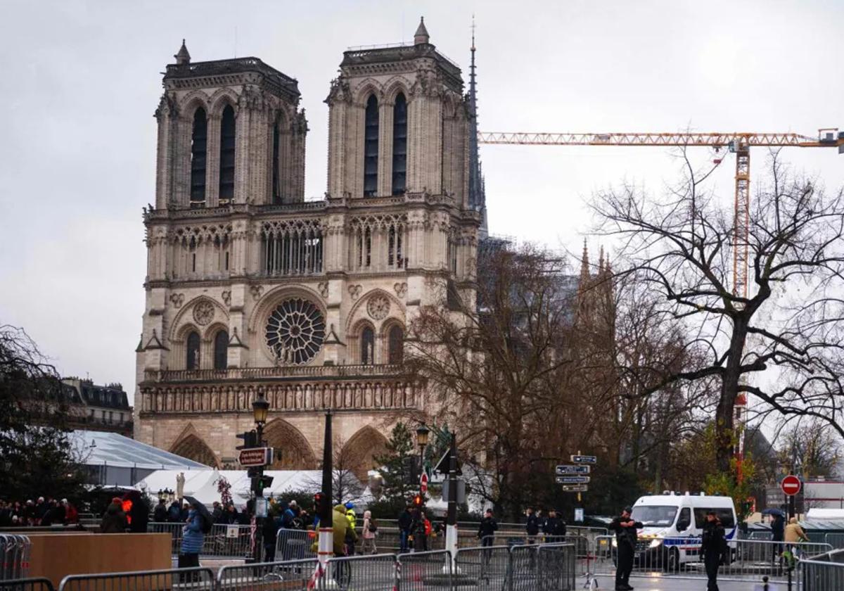 Notre-Dame, protegida por agentes, días antes de su solemne reapertura.