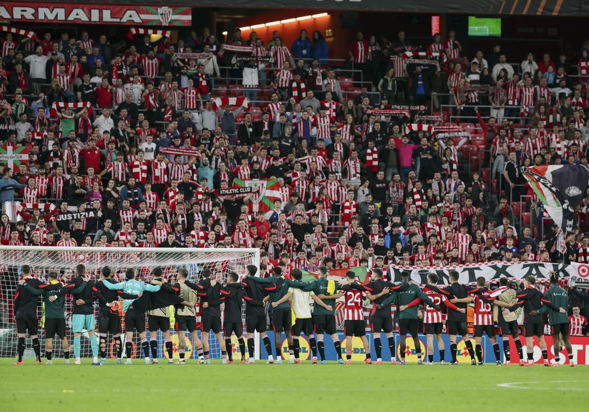 Los jugadores del Athletic ante la Grada Popular de Animación tras el partido ante el Elfsborg.