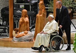 El Papa Francisco visita el belén del Aula Pablo VI en el Vaticano.