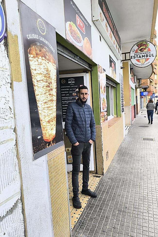 Abdul trabaja junto a la estación de autobuses de Algeciras. Todas las semanas aparecen menores por su local preguntándole si puede comprarles un billete para viajar hacia el norte. «Yo no lo hago, pero si tienen dinero saben a quién tienen que preguntar».