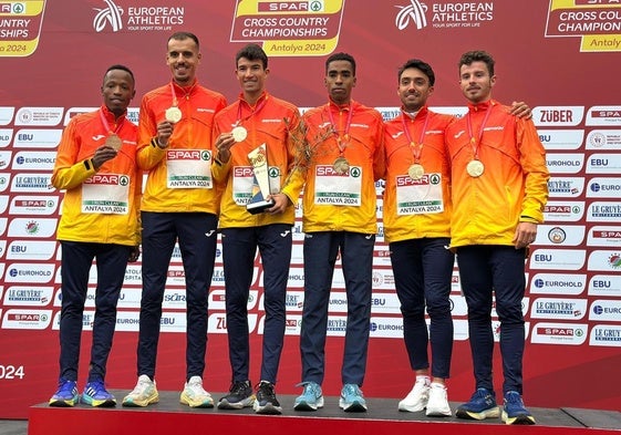 El equipo español, en lo más alto del podio masculino.