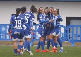 Las albiazules festejan uno de sus tantos ante el Sporting de Huelva en Ibaia.