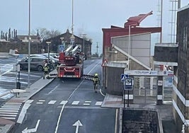 Los bomberos trabajando en el campo de fútbol de Bermeo.