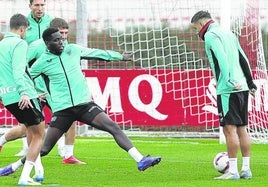 Jugadores del Athletic se entrenan en Lezama, donde ayer ultimaron los detalles del partido de esta tarde frente al Villarreal.