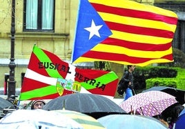 El sentimiento independentista está en sus mínimos históricos tanto en Euskadi como en Cataluña.