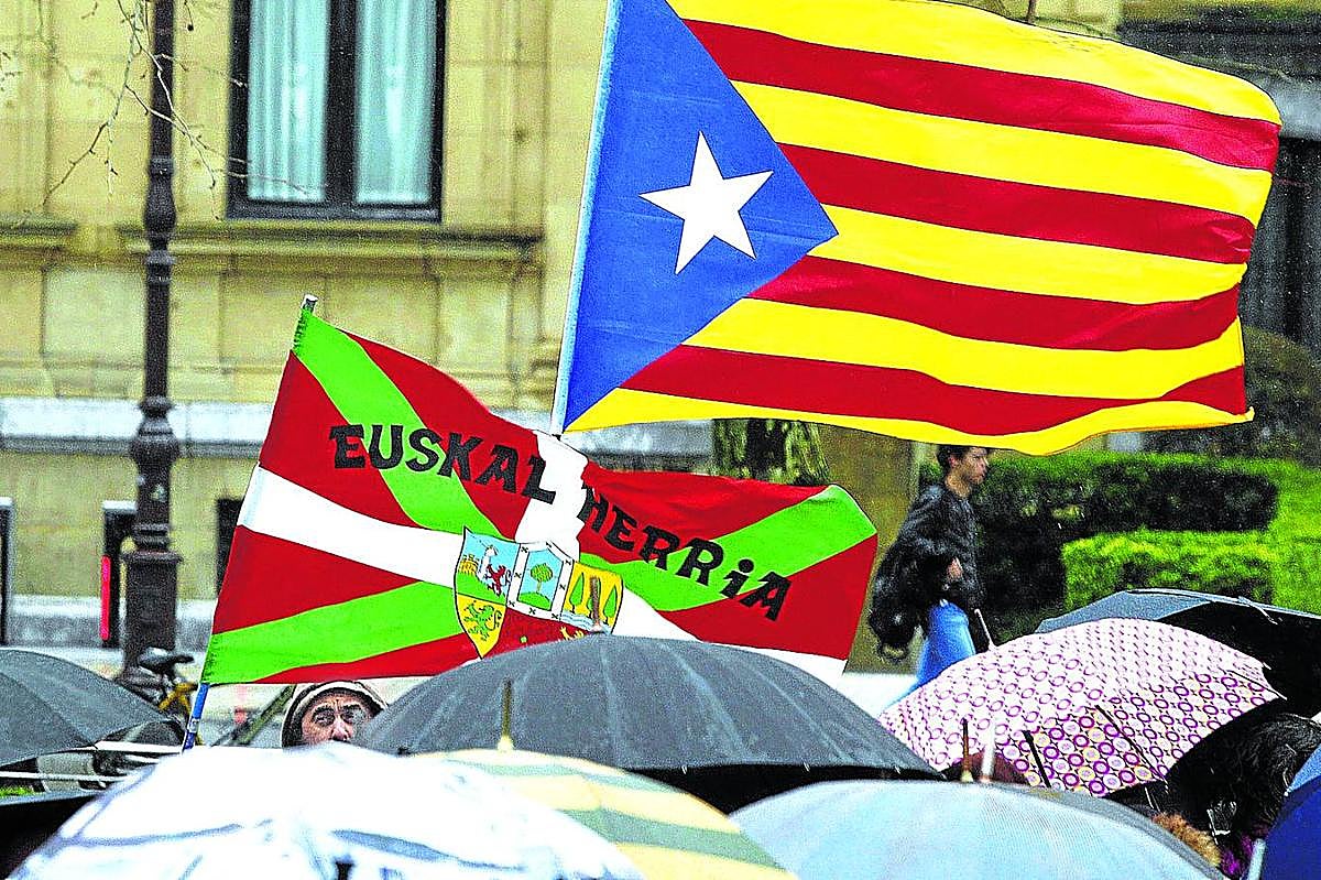 El sentimiento independentista está en sus mínimos históricos tanto en Euskadi como en Cataluña.