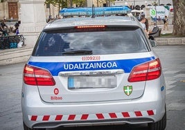 Imagen de un coche patrulla de la Policía Municipal de Bilbao.