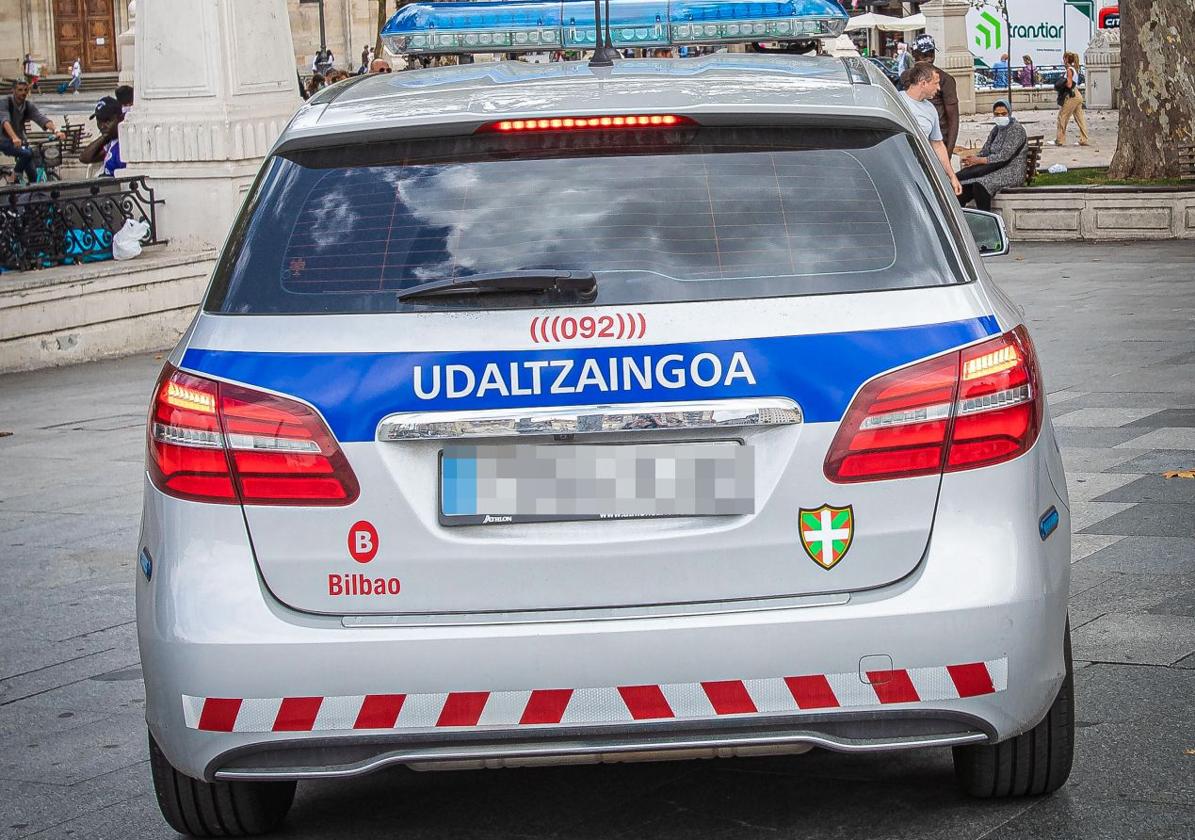 Imagen de un coche patrulla de la Policía Municipal de Bilbao.