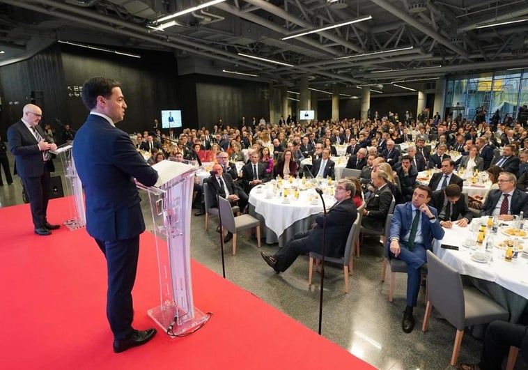 El lehendakari, Imanol Pradales, y el director de EL CORREO, José Miguel Santamaría, este lunes en el Foro Expectativas Económicas de EL CORREO y Santander.