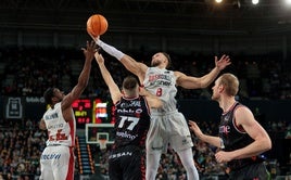 Tadas Sedekerskis atrapa en lo más alto el balón ante Kullamae durante el derbi ante el Bilbao Basket.