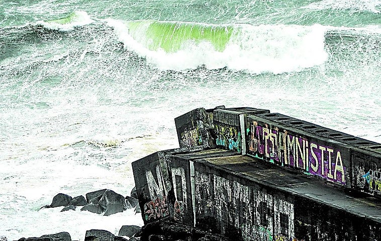 El temporal ha causado daños en el antiguo espigón de Punta Galea.