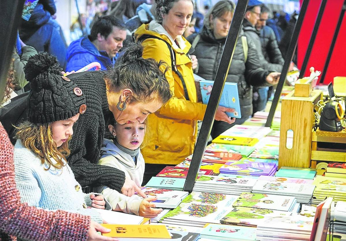 Los nuevos lectores disfrutaron en familia de la oferta de la Azoka.