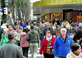 Las principales calles de las grandes ciudades se llenan en estas fechas para realizar las compras navideñas.