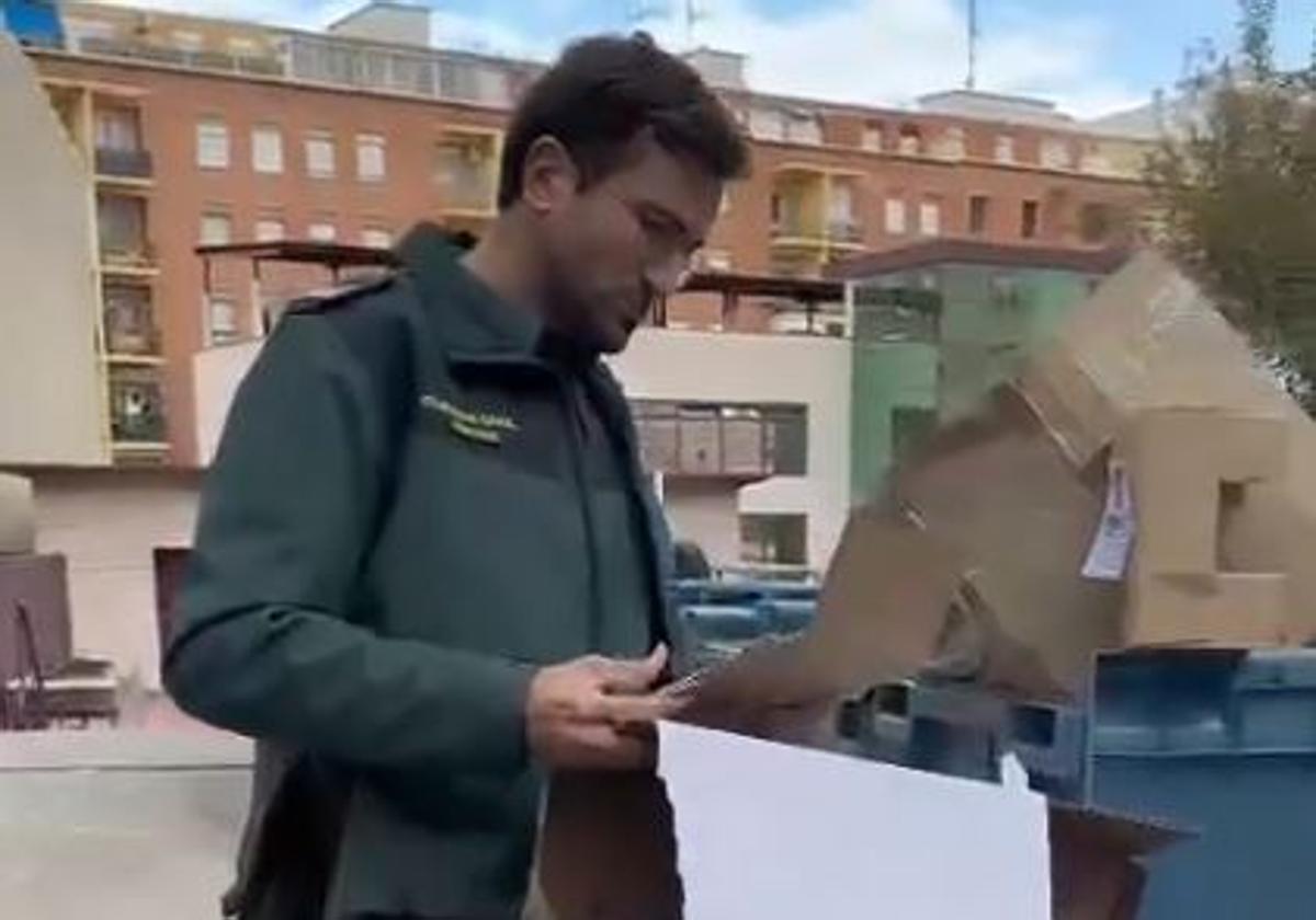 El importante aviso de la Guardia Civil cuando tiramos las cajas de los paquetes a la basura