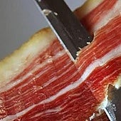 Cuánto puedes ahorrar al comprar un jamón entero en vez de uno envasado en lonchas