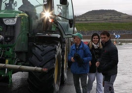 Pedro Mari Caicedo, Angie Castillo y Aitor.