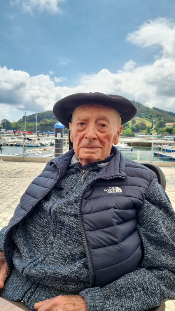 Juan Mari Garatea en el muelle de Lekeitio, su localidad natal.