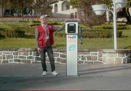 Borja Ascondo, uno de los voluntarios de la base de Cruz Roja en Gernika, junto al punto de recarga instalado en el Ferial de la villa foral, dentro de la campaña 'Un coche para Borja'.