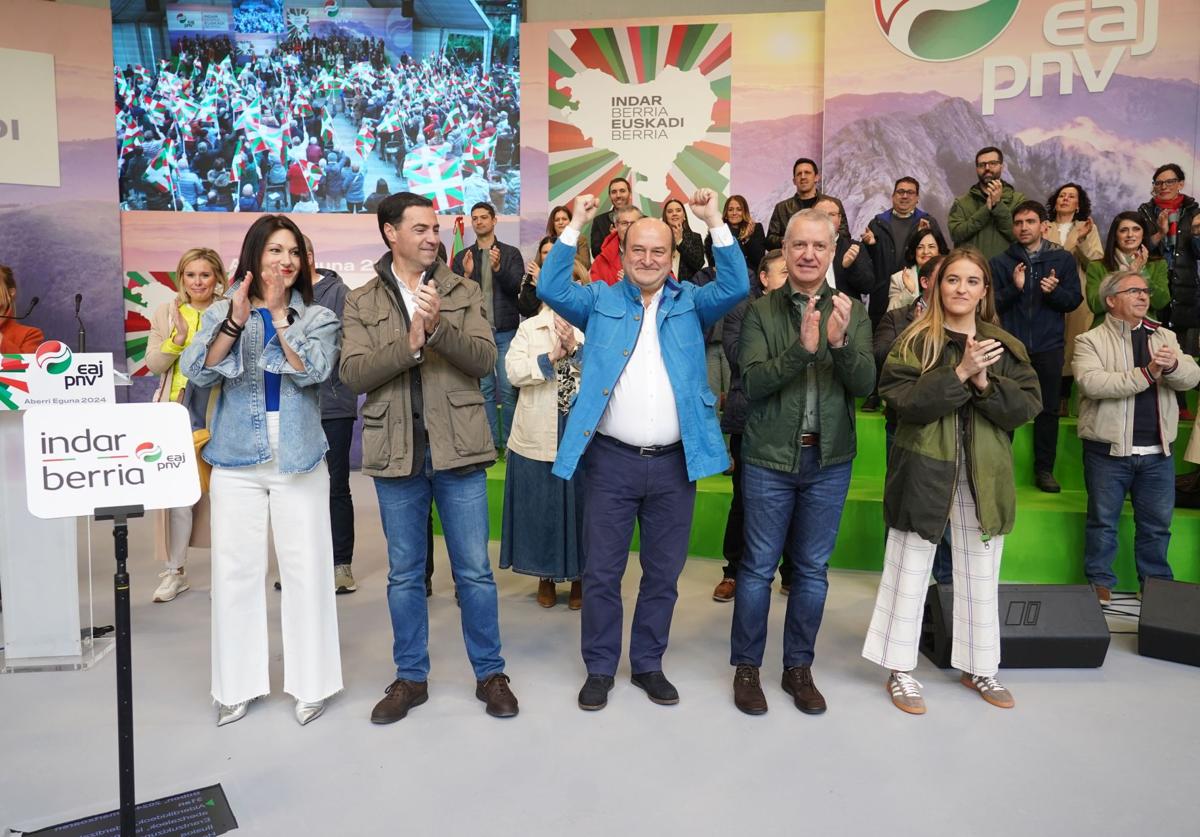 El PNV rechaza por «imprudente» limitar mandatos y evita zanjar la acumulación de cargos