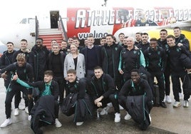 La plantilla del Athletic posa delante del avión en el aeropuerto de Loiu.