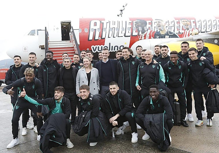 La plantilla del Athletic posa delante del avión en el aeropuerto de Loiu.
