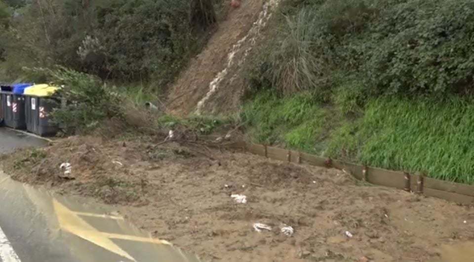 Desprendimiento de considerables dimensiones en un talud del barrio de Betolaza.