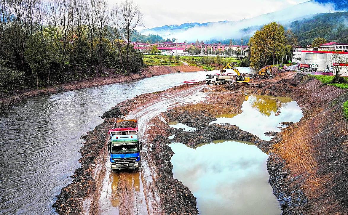 Se actuará en más de 2.400 metros de riberas para aumentar la capacidad del cauce.