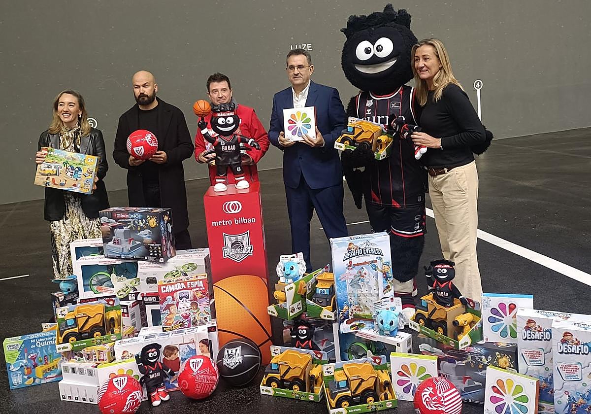 Representantes de Cruz Roja, Ayuntamiento y entidades colaboradoras, en la presentación de la campaña.