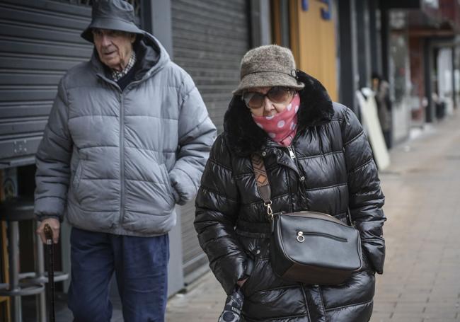 Una mujer camina abrigada contra el frío este martes en Vitoria.