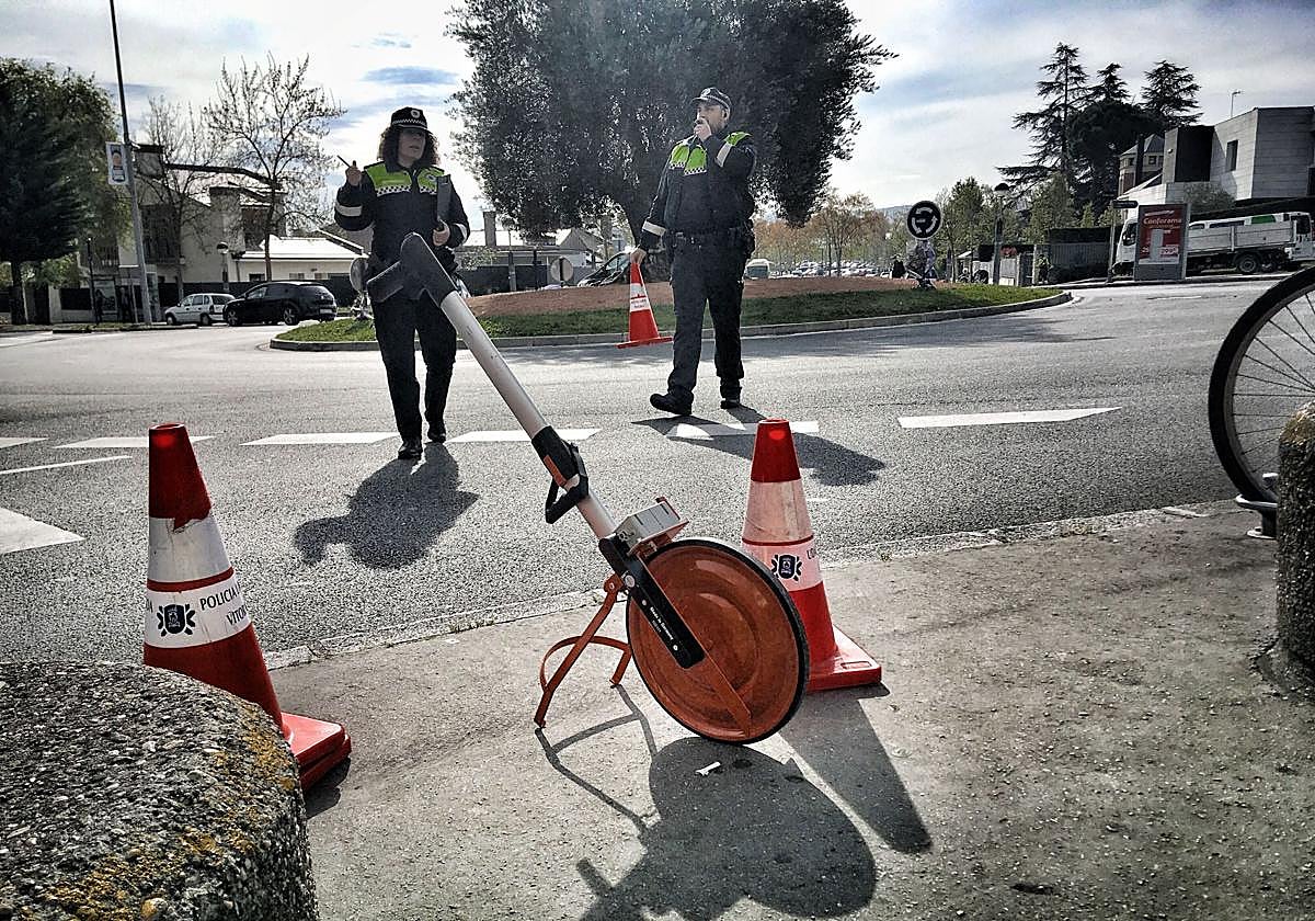 Policías locales, durante la investigación de un accidente de tráfico en Vitoria.