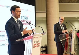 El lehendakari Imanol Pradales con el director de El Correo José Miguel Santamaría en el Foro Expectativas Ecónomicas.