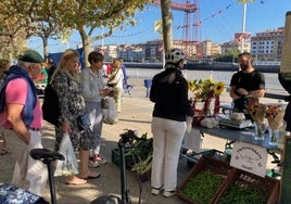 El mercado de aldeanas suma largas colas de clientes en la plaza del Solar.